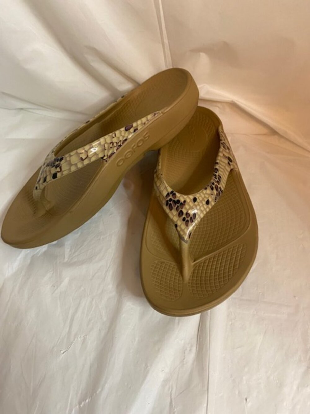 Oofos Women's Oolala Limited Edition Desert Snake Thong Sandals, US-6, EU-37